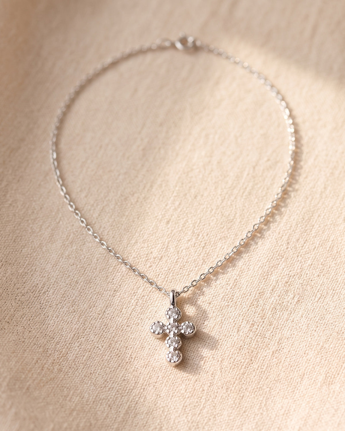 The silver Guiding Light necklace laid flat, true to scale [c:silver]