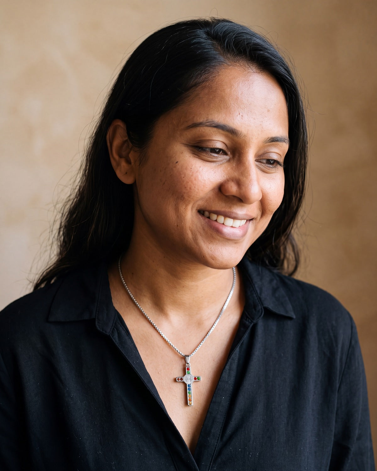 Smiling woman wearing the silver Benedictine Radiance [c:silver]