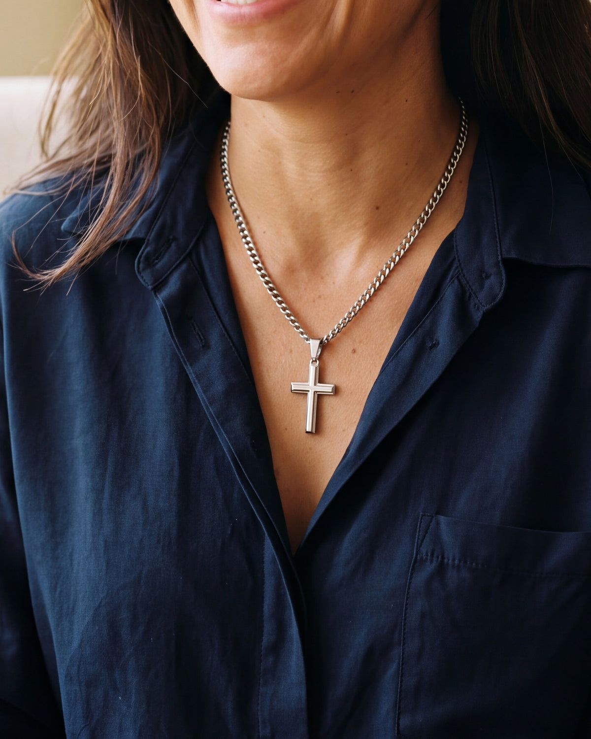 The silver Devotion Cross worn by a woman, close-up from chin to chest, true to size [c:silver]
