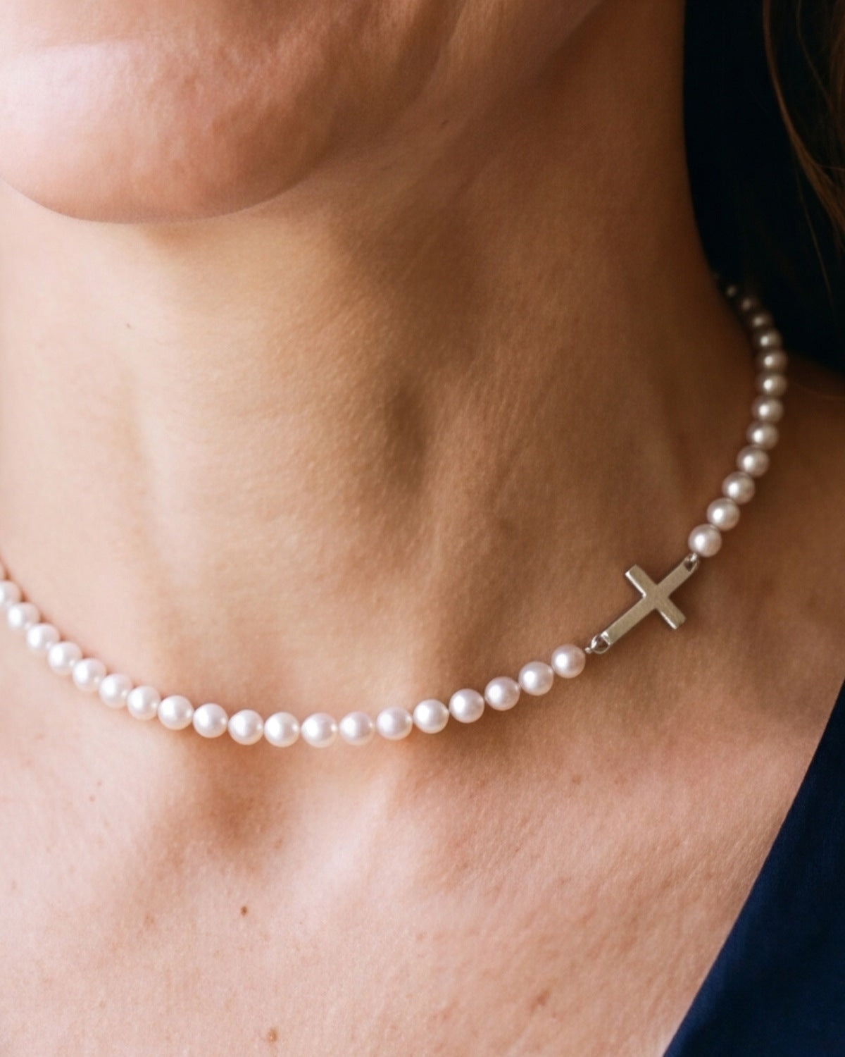 The Devout Pearl worn on the chest, close-up, true to size [c:silver]