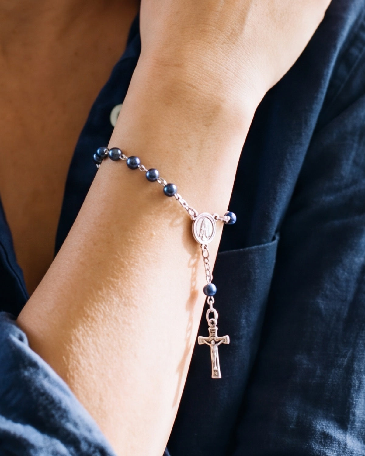 The Fatima Decade on a woman's wrist, close-up, true to size [c:navy-pearl]