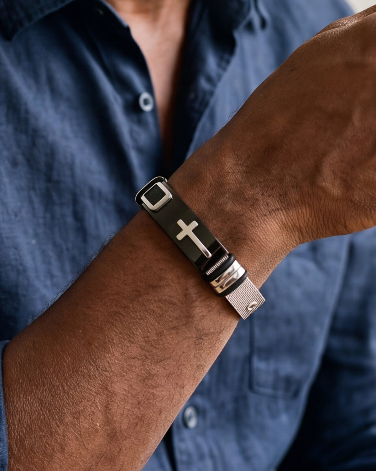 The silver Gilded Mesh worn by a man, close-up on the wrist, true to size [c:silver]