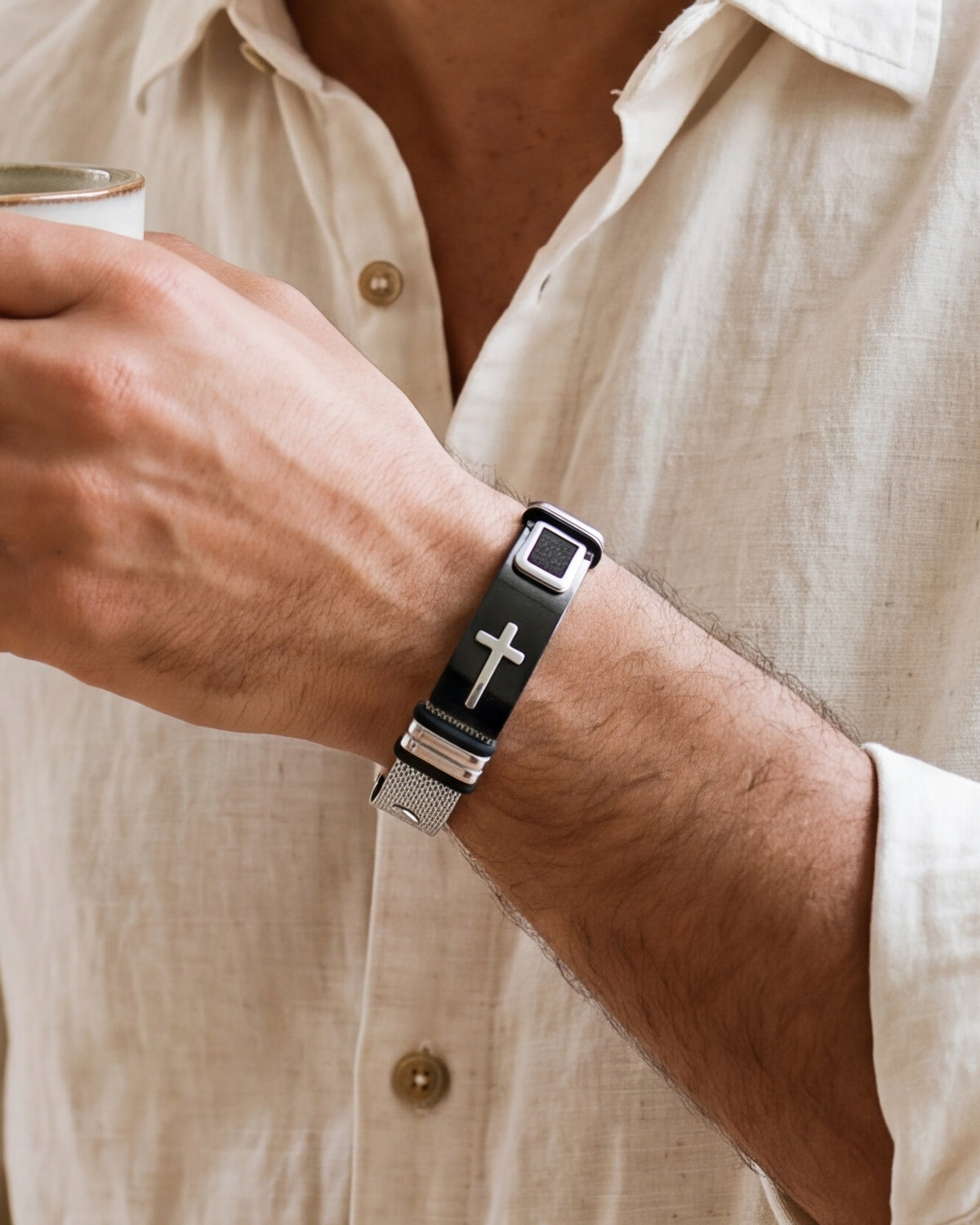 The silver Gilded Mesh worn on the wrist, second close-up, true to size [c:silver]