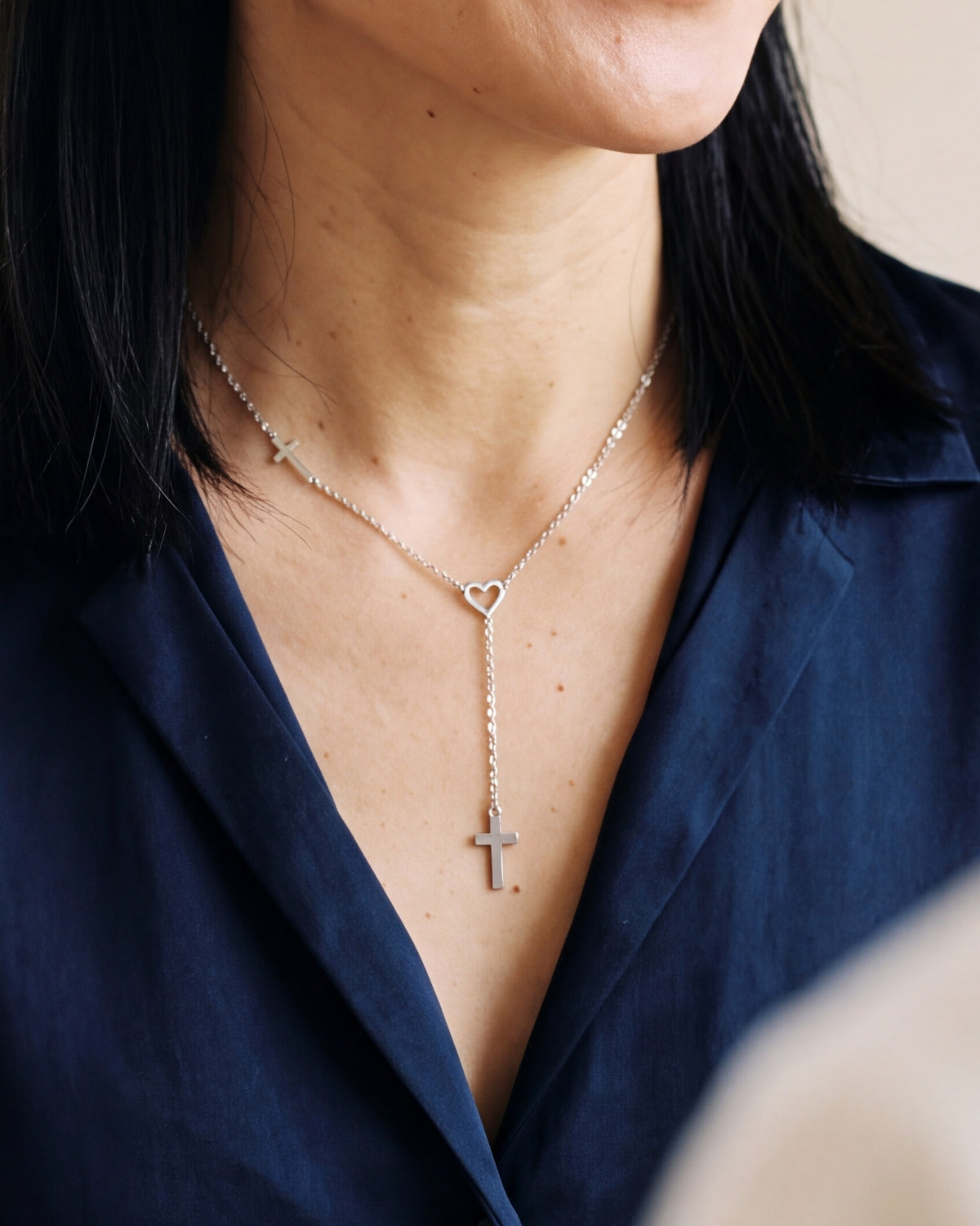 The Graceful Y worn by a woman, close-up from chin to chest, true to size [c:silver]