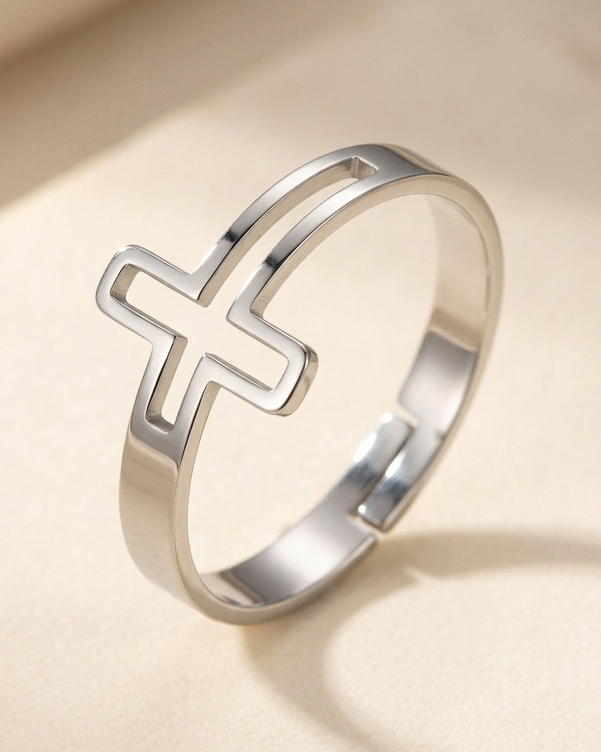 Close-up of the silver Open Cross Ring [c:silver]